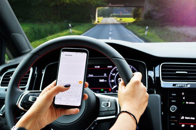 Safely Using Your Smartphone in Your Car